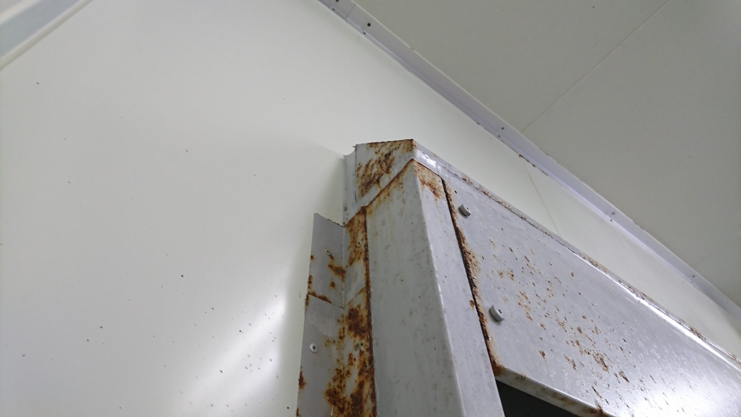 扉枠ふさぎ板改修前状況