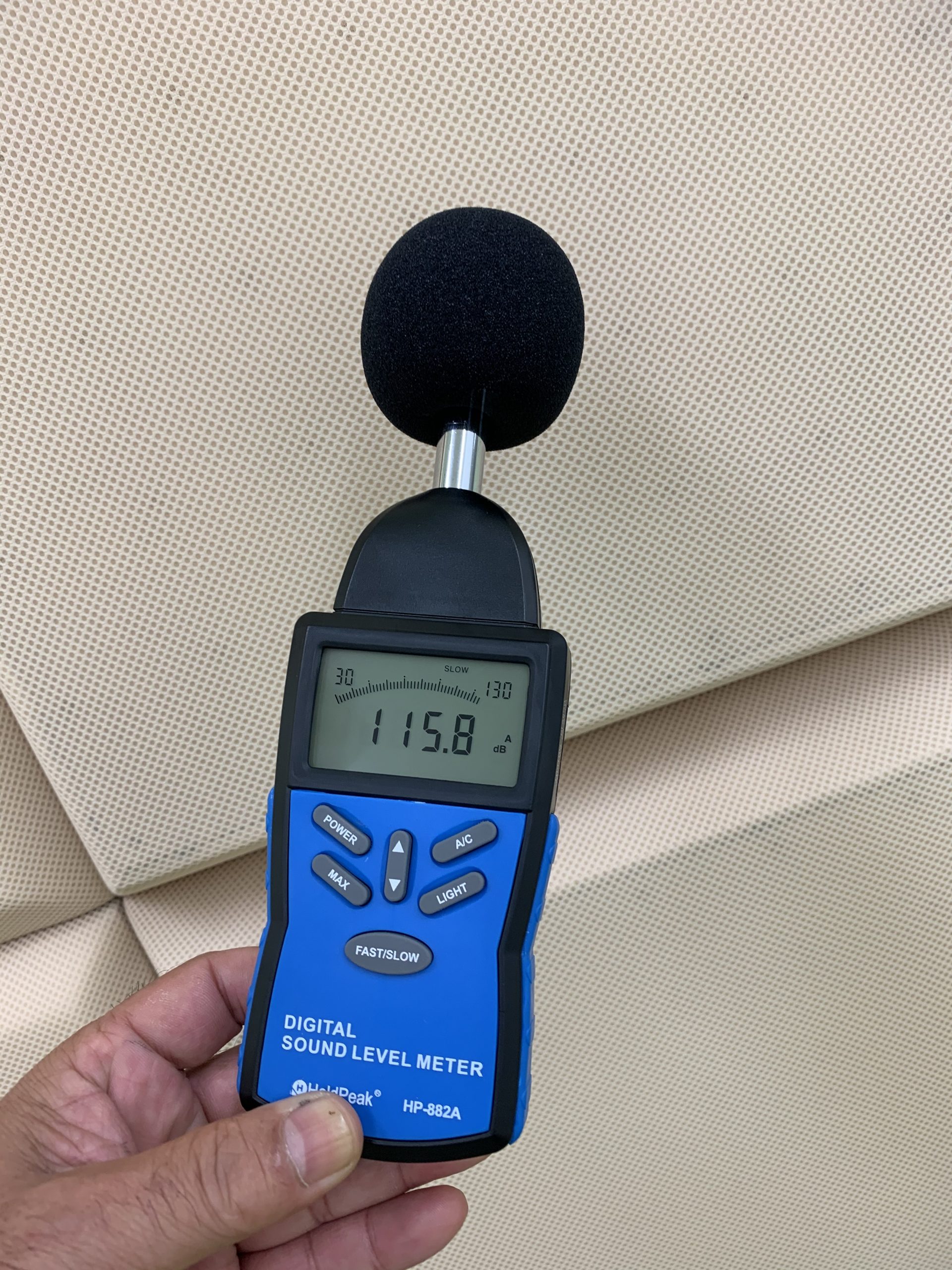 防音室内 壁面115.8㏈（ドラム）