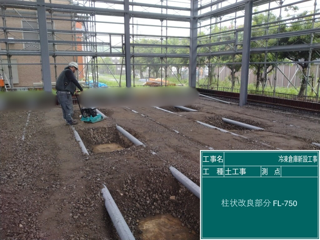 基礎の構造は外周に杭・フーチングを配置し内部には柱状改良を配置